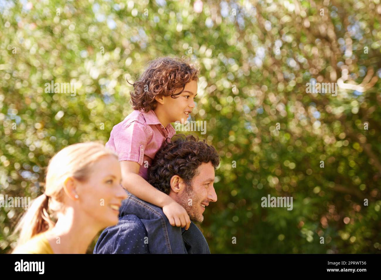 Verbringen wir einen Tag in der Natur. Eine junge Familie mit einem Kind im Freien in der Natur. Stockfoto