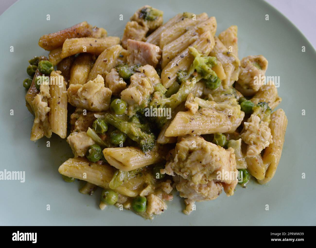 Hühnchen-Pesto-Pasta mit Gemüse Stockfoto