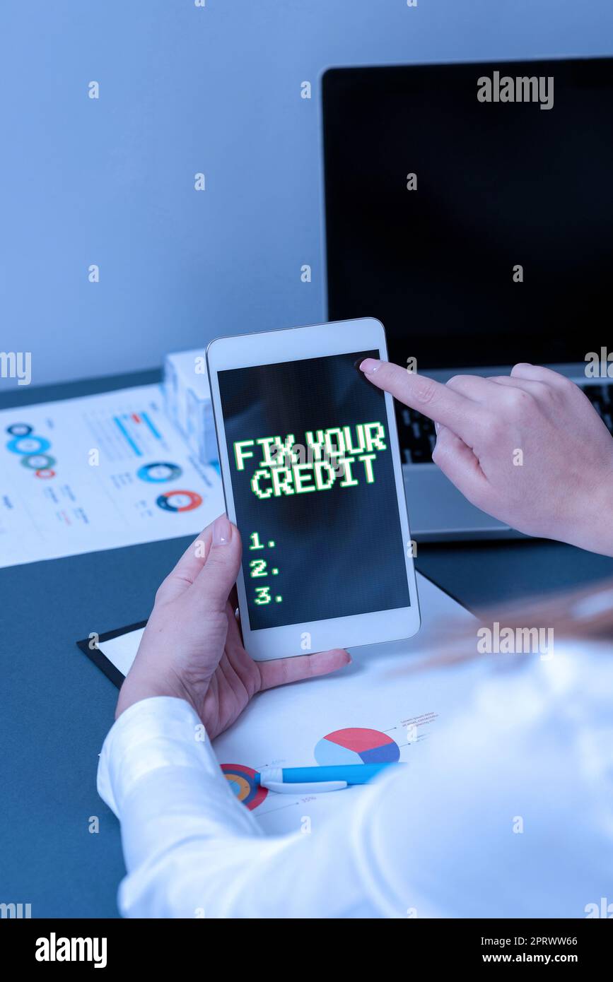 Handgeschriebenes Schild Richten Sie Ihren CreditKeep Kontostand niedrig bei Kreditkarten und anderen Krediten. Business Showcase hält den Kontostand bei Kreditkarten und anderen Krediten niedrig Stockfoto