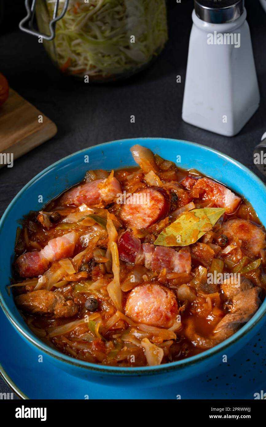 Polnische Bigos mit Wurst und Pilzen. Stockfoto