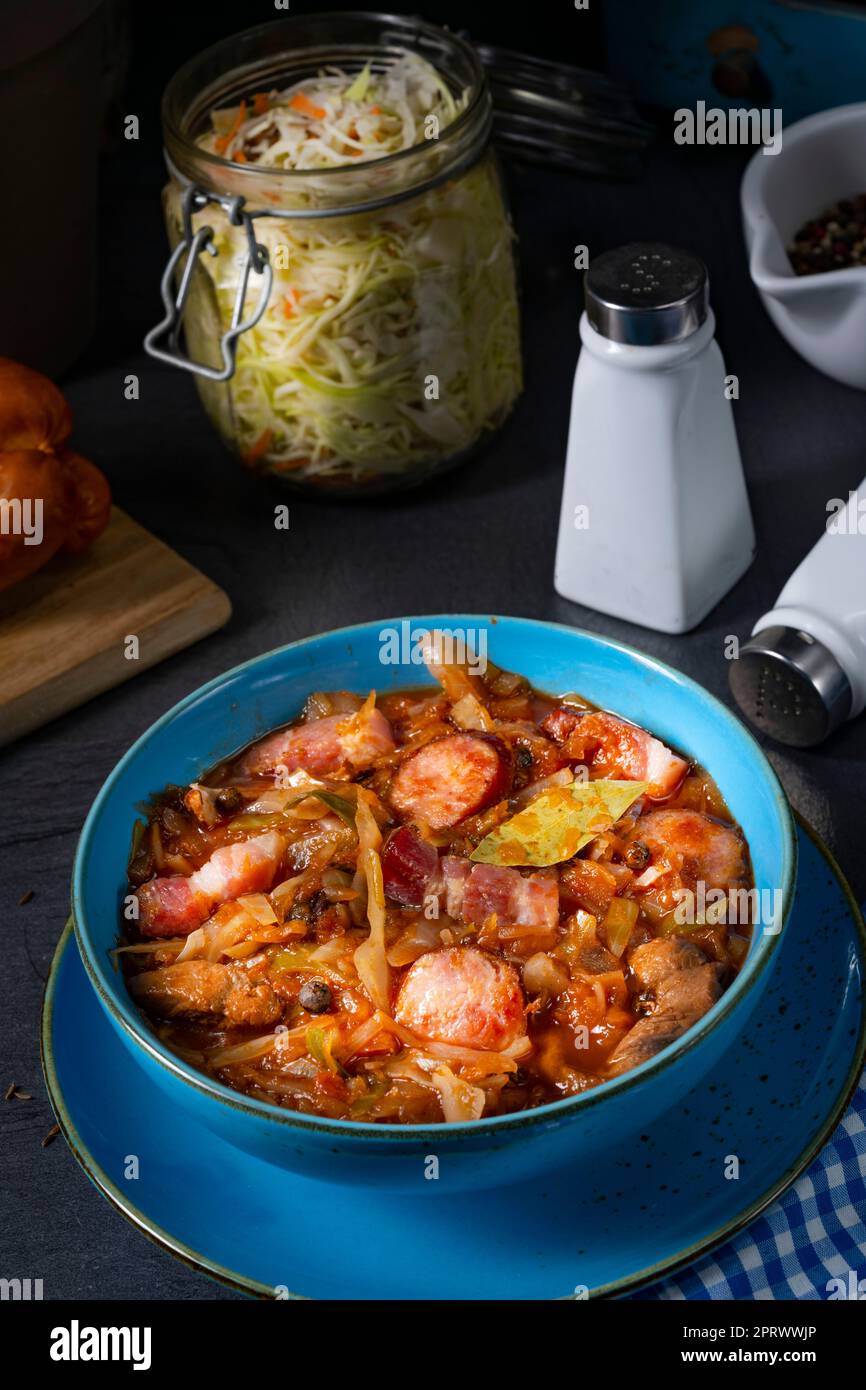 Polnische Bigos mit Wurst und Pilzen. Stockfoto