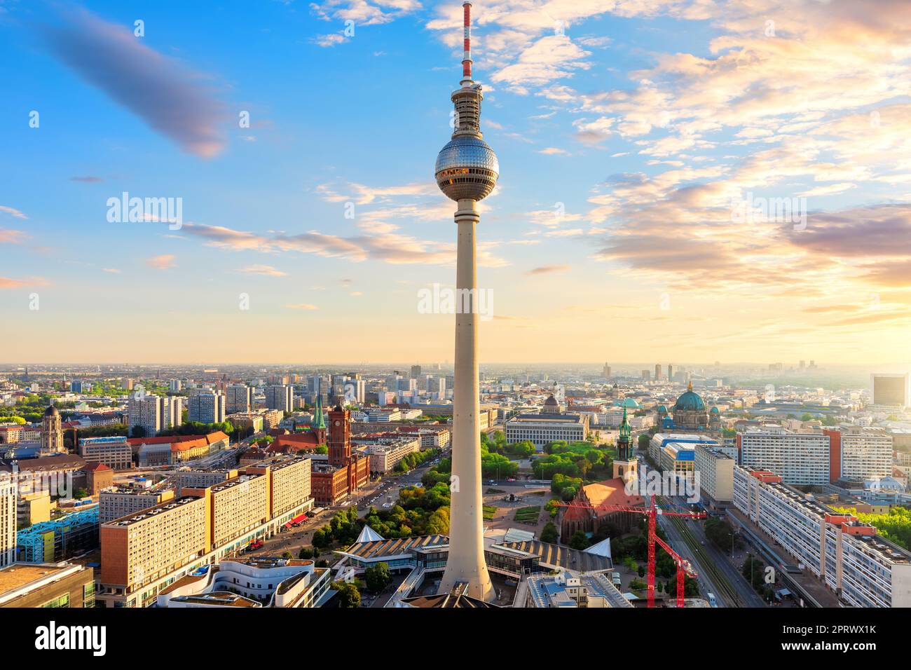 Schönes Luftpanorama von Berlin bei Sonnenuntergang, Deutschland Stockfoto