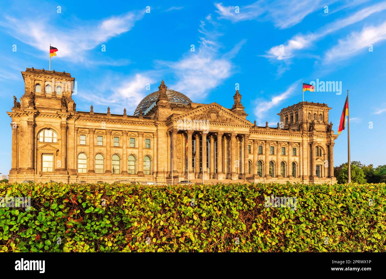 Der Reichstag oder das deutsche Regierungsgebäude, Seitenansicht, Berlin, Deutschland Stockfoto