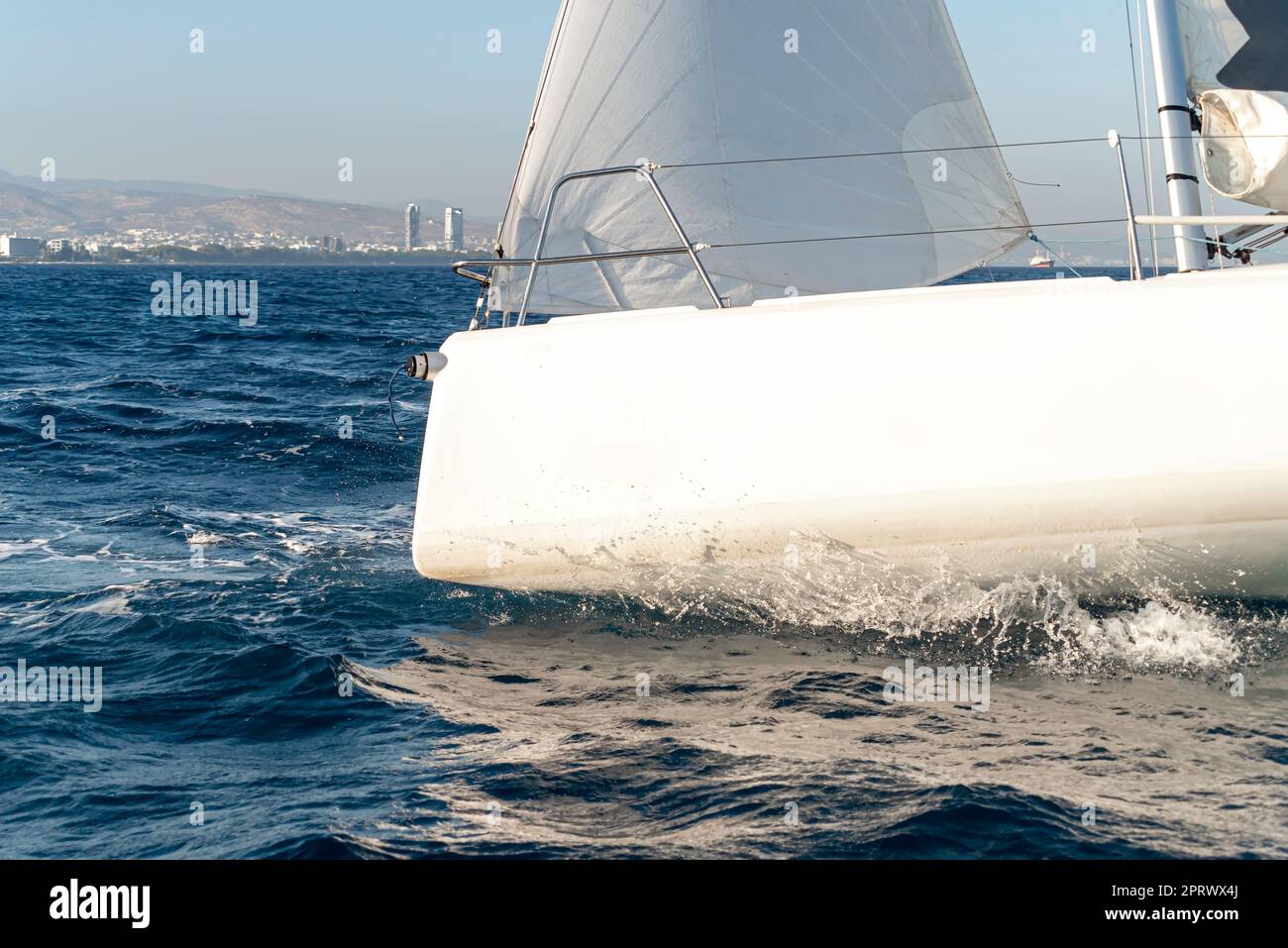 Seitenansicht Nahaufnahme eines Bogens einer Sportyacht im offenen Meer Stockfoto