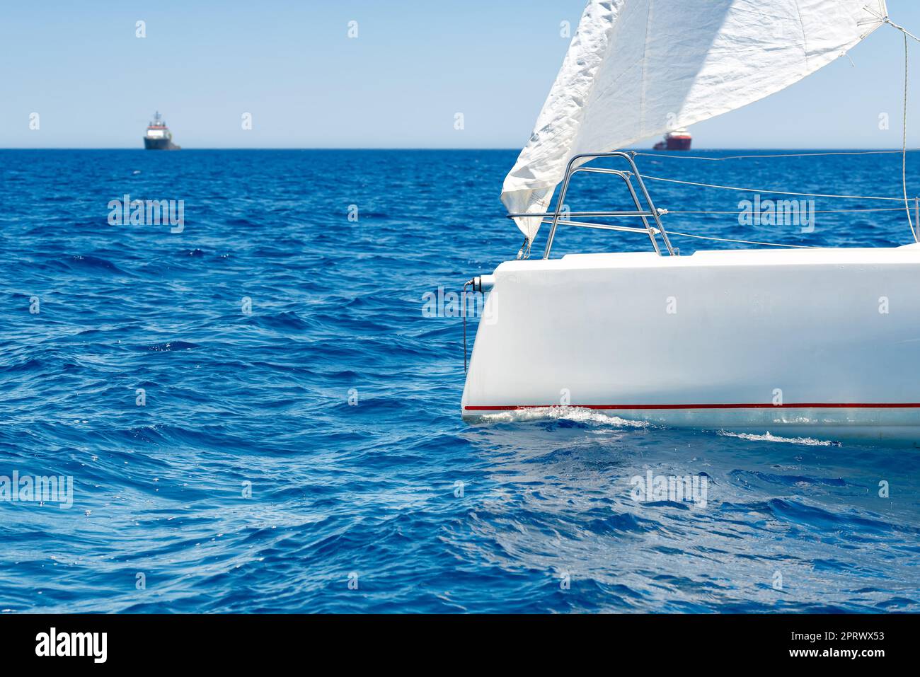 Nahaufnahme eines Bogens einer Sportyacht im offenen Meer Stockfoto
