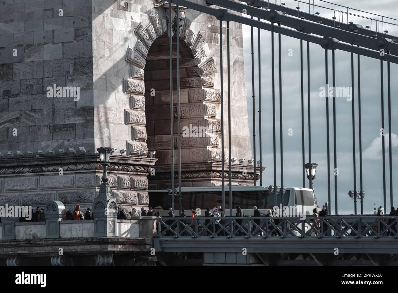 Nahaufnahme der weltberühmten Kettenbrücke Szechenyi. Budapest, Ungarn Stockfoto