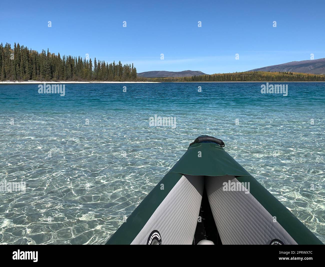 Kanufahren im blauen Wasser des Boya-Sees Stockfoto