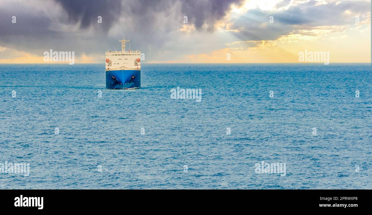 Einsamkeit - ein Schiff auf offener See Stockfoto