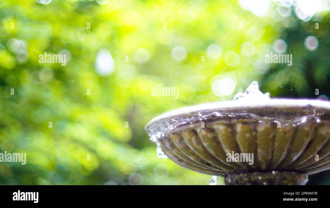 Antiken Brunnen im Garten. Wasser aus Brunnen. Design der antiken Brunnen. Ruhe und Friedlichkeit Konzept Idee Stockfoto