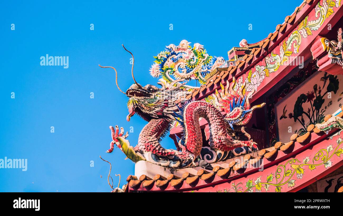 Chinesischer Drache auf dem Dach des chinesischen Tempels. Die Dachtrassen eines Tempels in China Drachen auf dem Dach des himmlischen Anbetungspalastes. Chinesische kaiserliche Dachdekorationen Stockfoto