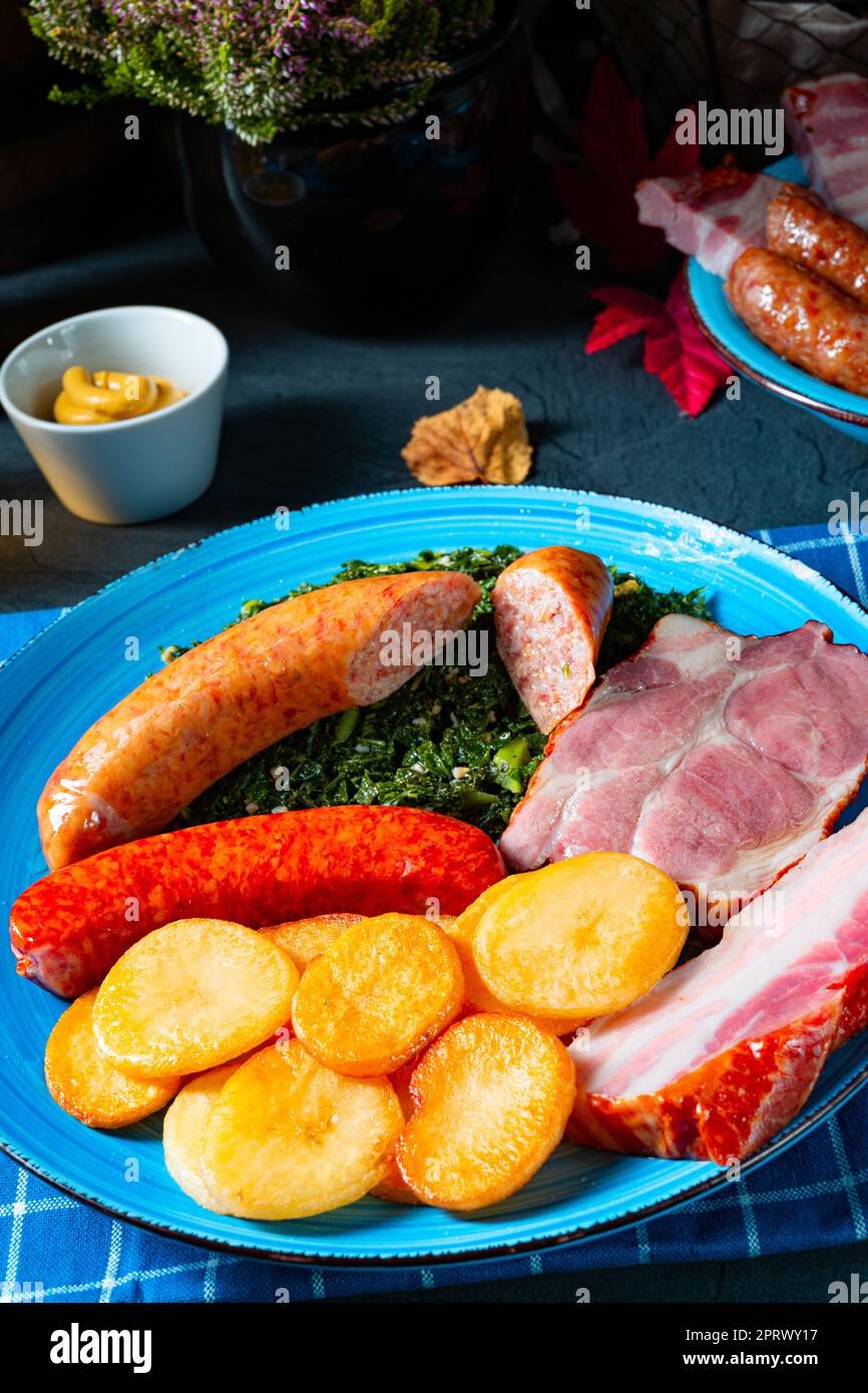 Köstlicher oldenburger Grünkohl mit Pinkelwurst Stockfoto