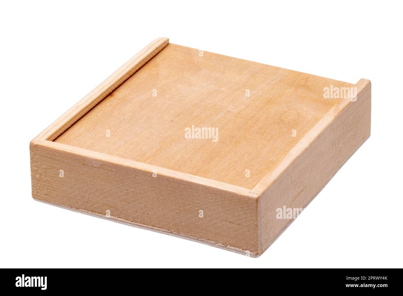 Holzkisten. Nahaufnahme einer geschlossenen Sperrholzkiste, isoliert auf weißem Hintergrund. Beschneidungspfad. Makro. Stockfoto