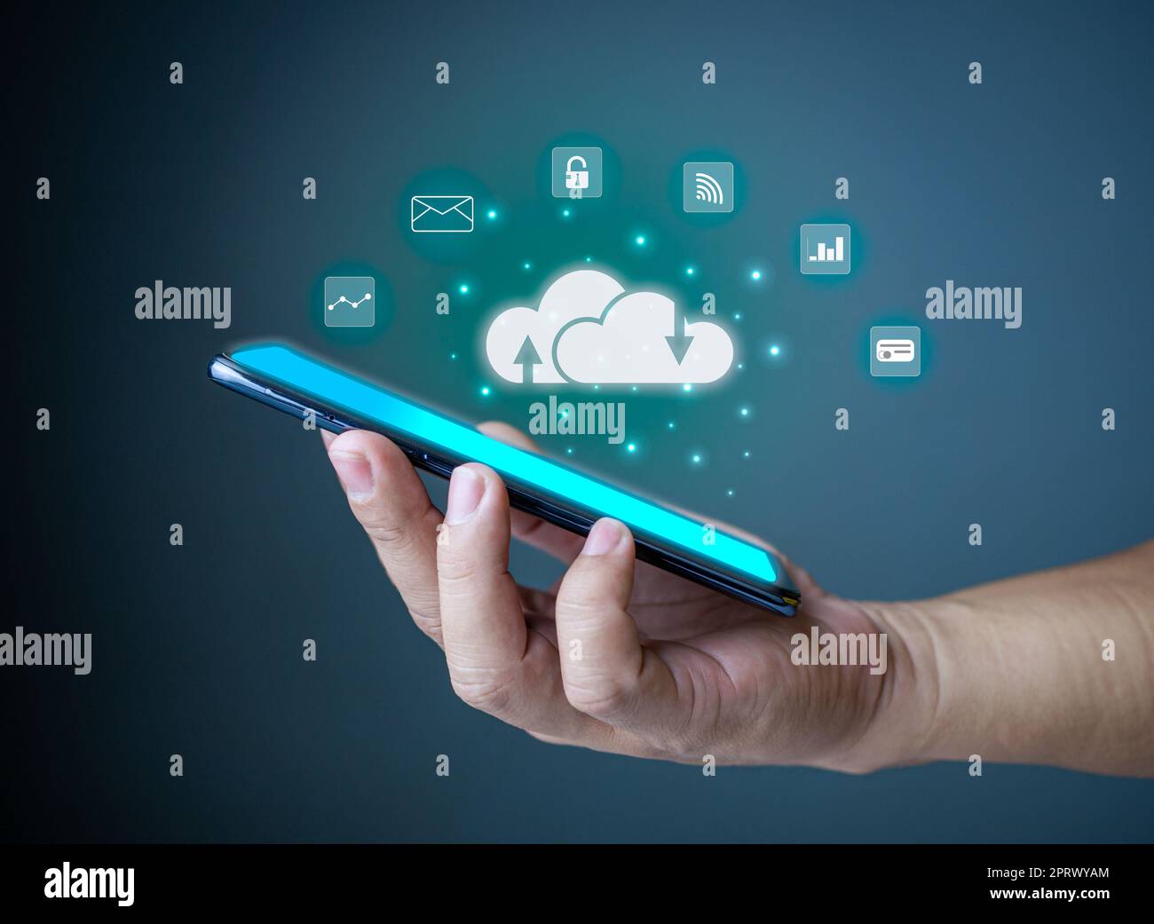Cloud-Computing-Konzept, verbinden Kommunikationsgeräte Informationen und Technologie mit Cloud-Computing und Technologie-Symbol. Stockfoto