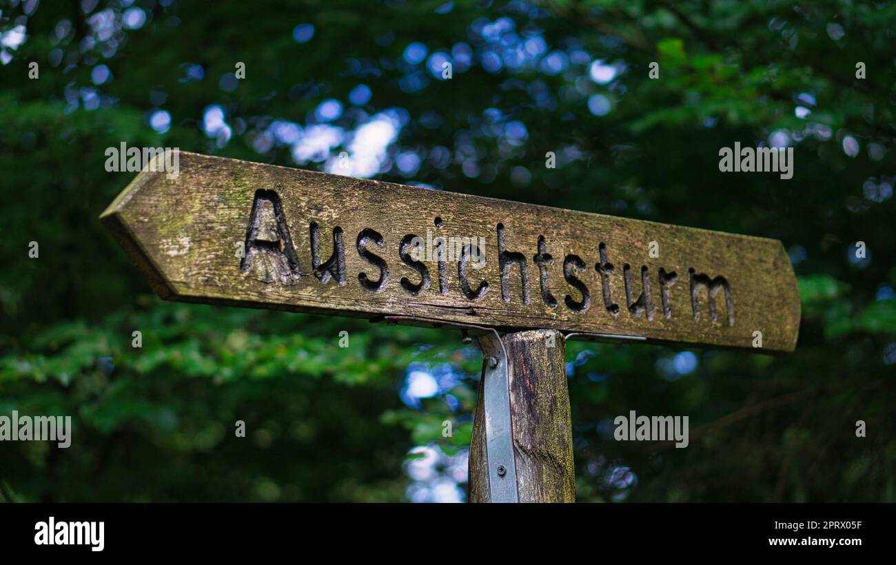 Holzschild Aussichtsturm. Wegweiser in die richtige Richtung Stockfoto