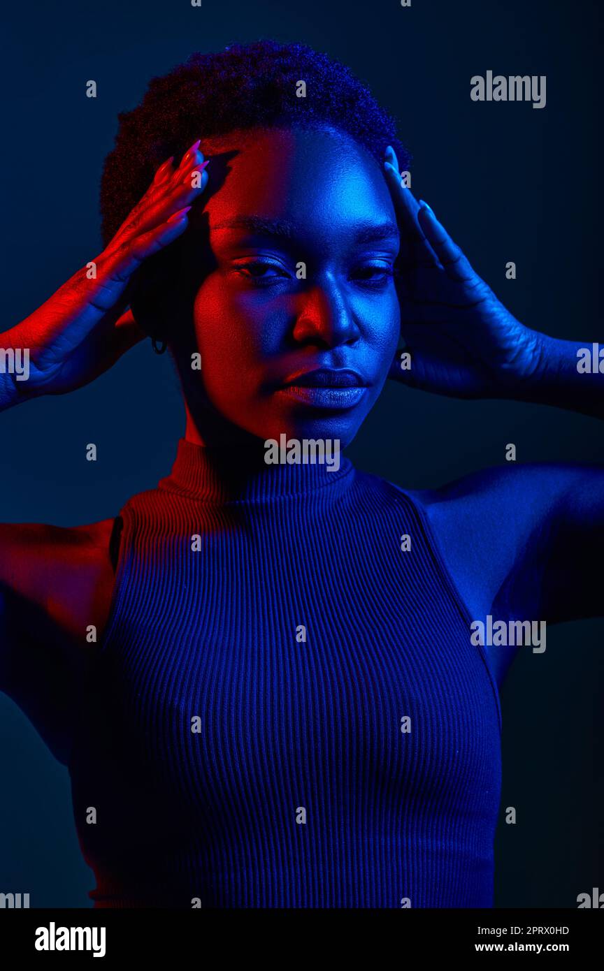 Frau mit geschlossenen Augen, Kopf mit Händen haltend Stockfoto