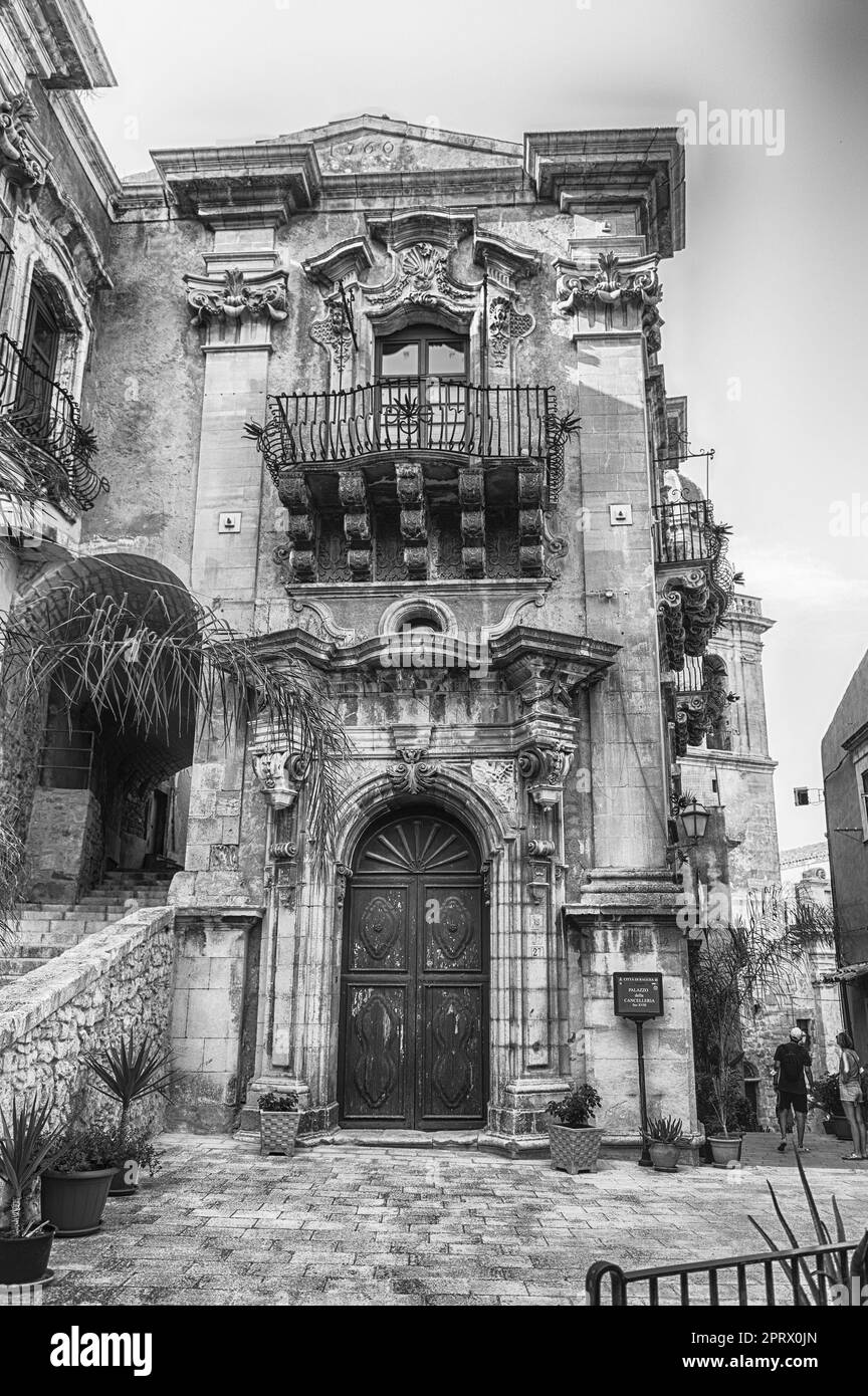 Palazzo della Cancelleria, barockes Gebäude und Wahrzeichen in Ragusa, Italien Stockfoto