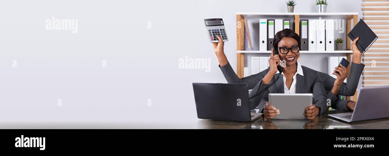 Afrikanische Multitasking-Frau Im Amt Stockfoto