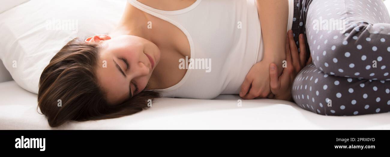 Frau mit Magenschmerzen Stockfoto