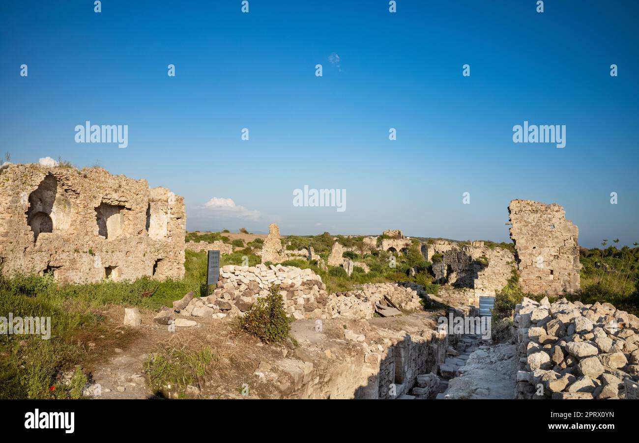 Das byzantinische Krankenhaus neben unausgegrabenen Ruinen, die sich in der antiken römischen Stadt Side in der türkischen Provinz Antalya bis in die Ferne erstrecken (Turk Stockfoto