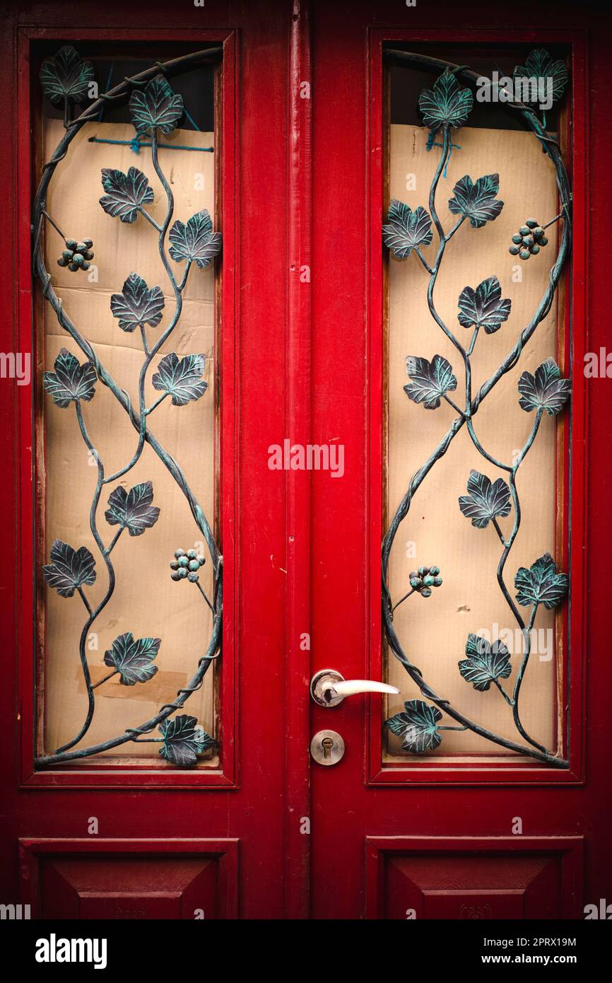 Klassische Fassade mit roter Vintage-Tür Stockfoto