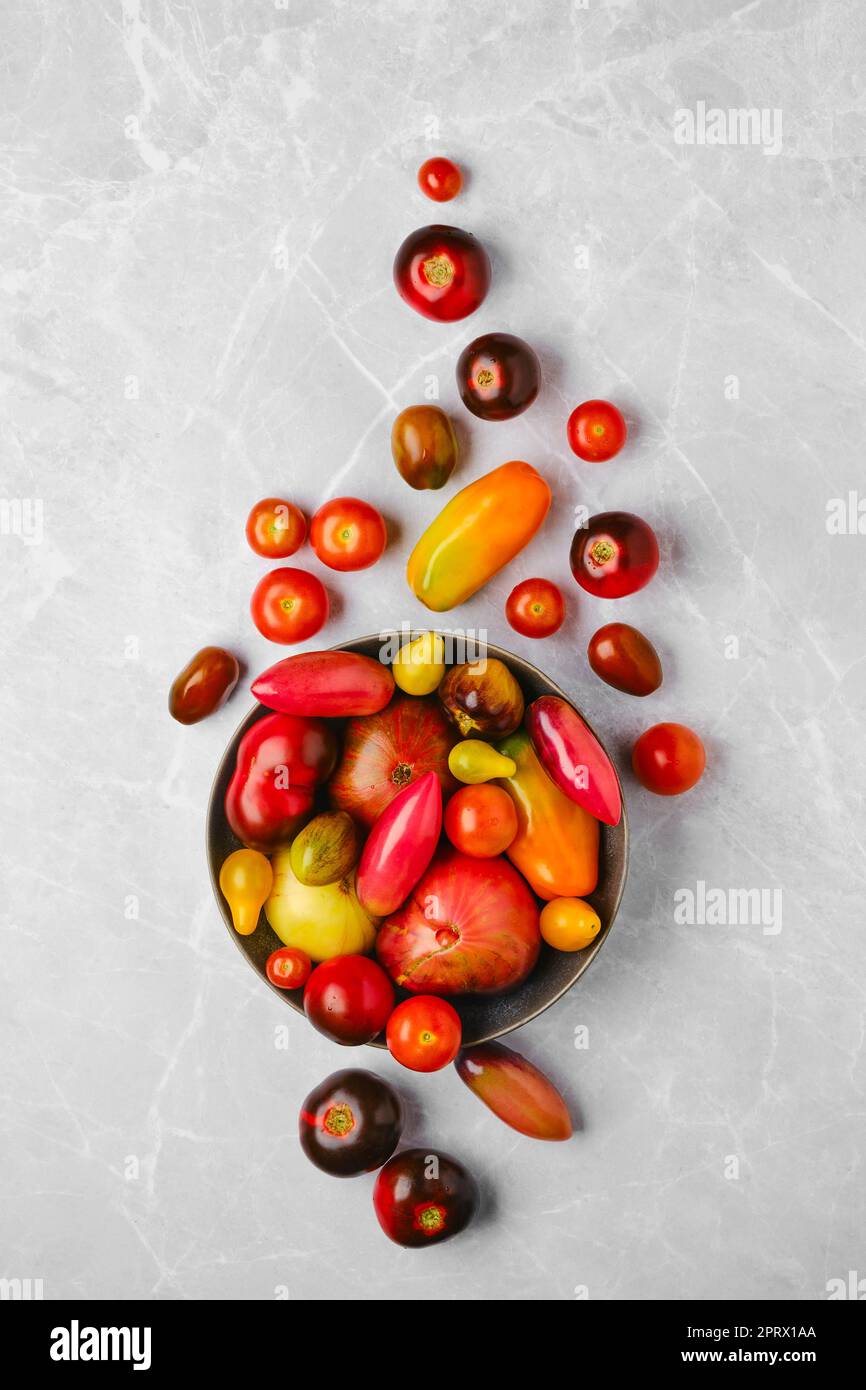 Übersichtsansicht der Platte mit verschiedenen Tomatentypen Stockfoto