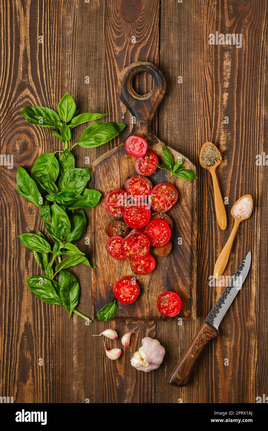 Blick von oben auf Tomatenscheiben mit Salz und Pfeffer Stockfoto