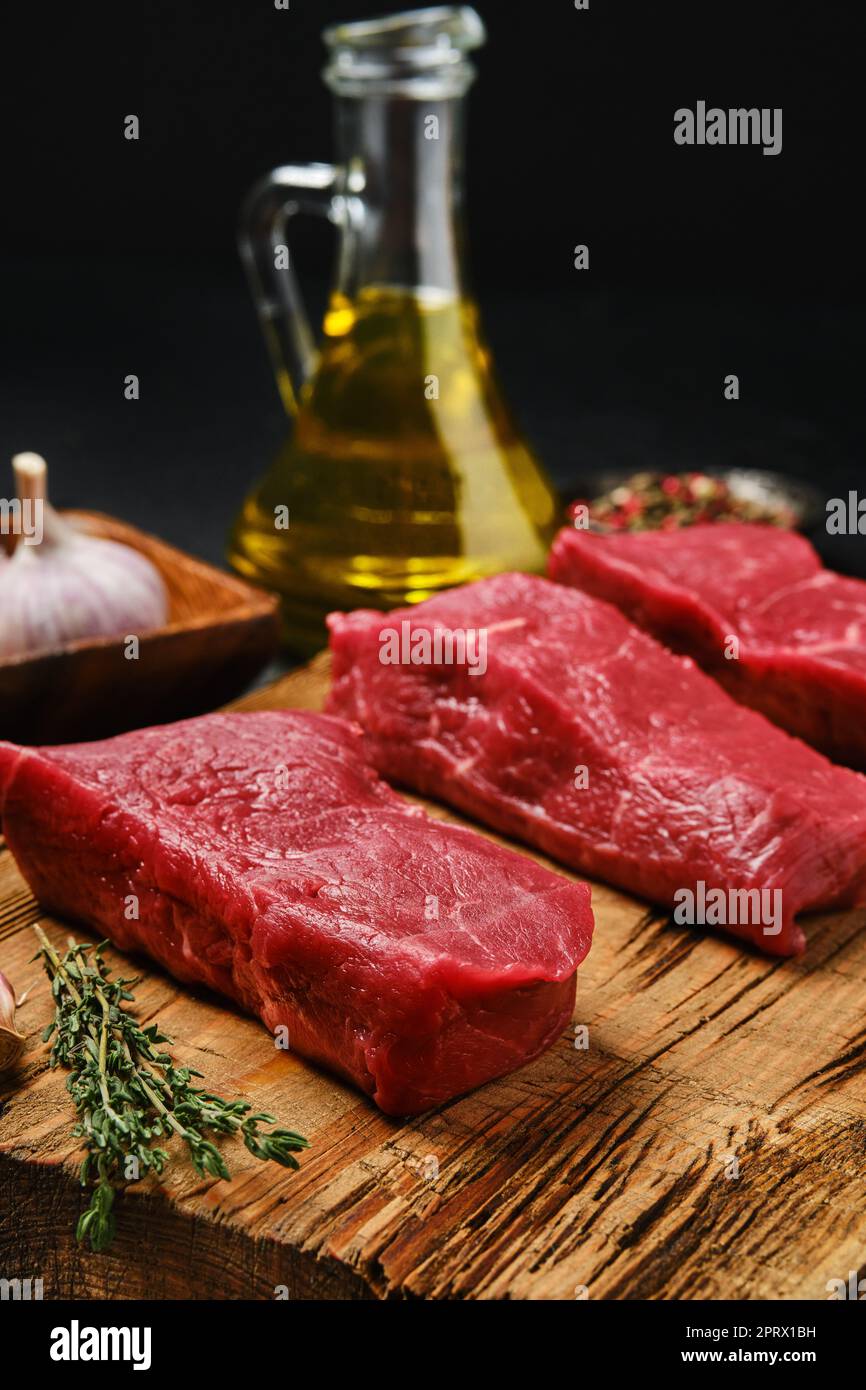 Nahaufnahme von rohen entbeinten Steak-Lenden auf dem Schneidebrett Stockfoto