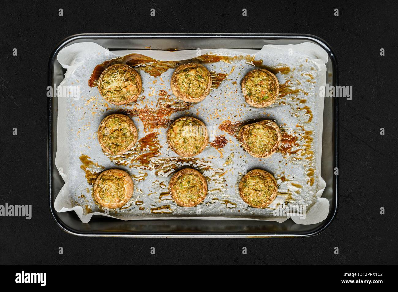 Blick von oben auf gefüllte Champignons, die im Ofen gebacken wurden Stockfoto