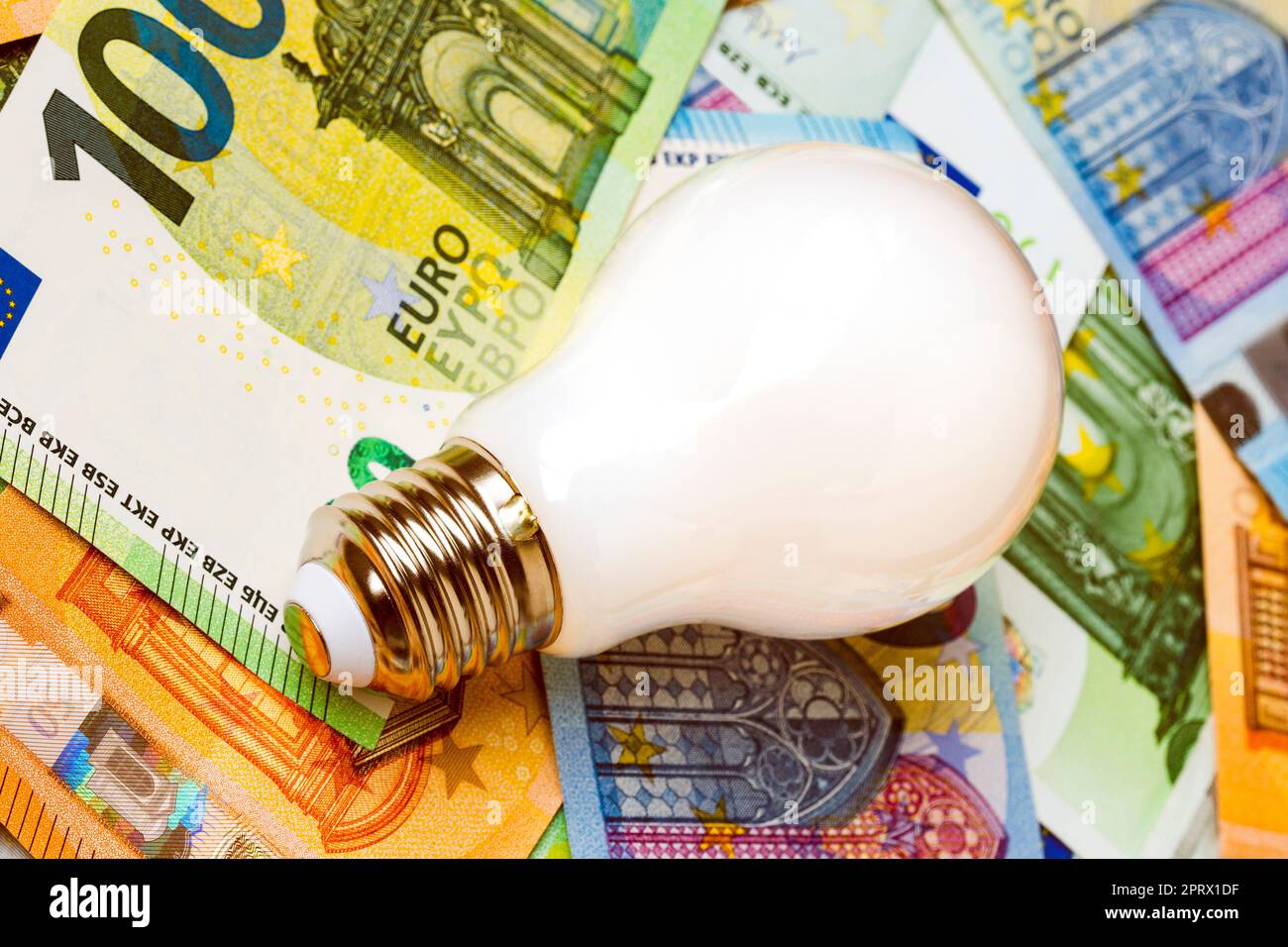 Wirtschaftliche LED-Glühlampe auf Euro-Banknoten Stockfoto