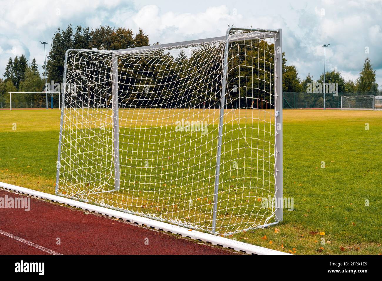 Kleines Tor auf einem Fußballfeld Stockfoto