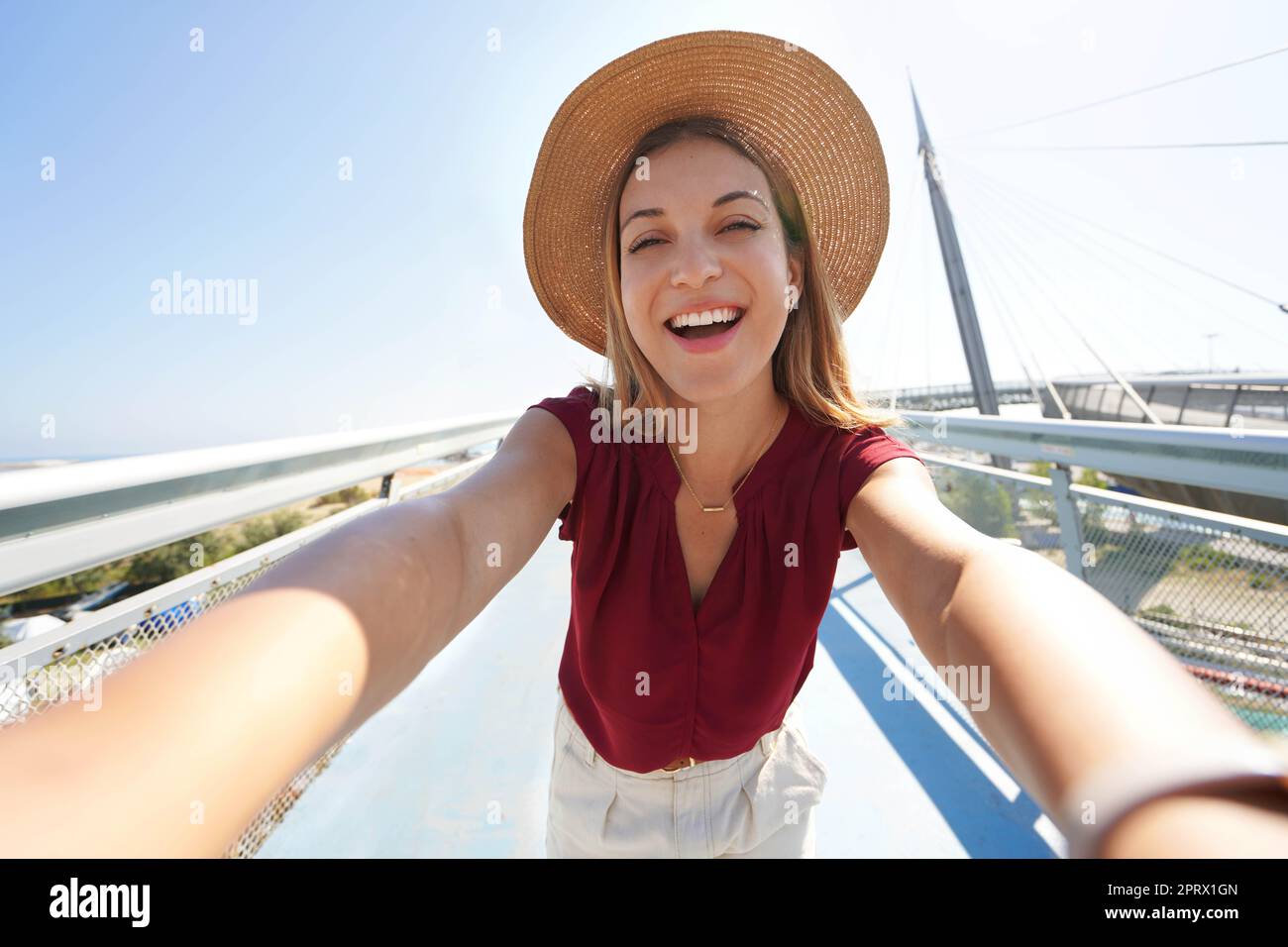 Schöne Frau nimmt Selbstporträt auf Pescara moderne Brücke in Abruzzen Region, Italien Stockfoto
