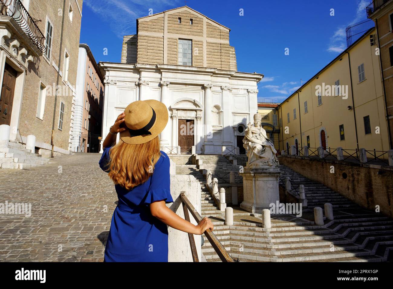 Tourismus in Anconara, Italien. Rückansicht einer jungen Frau mit Blick auf den Platz Piazza del Plebiscito in Anconara, Marken, Italien. Stockfoto