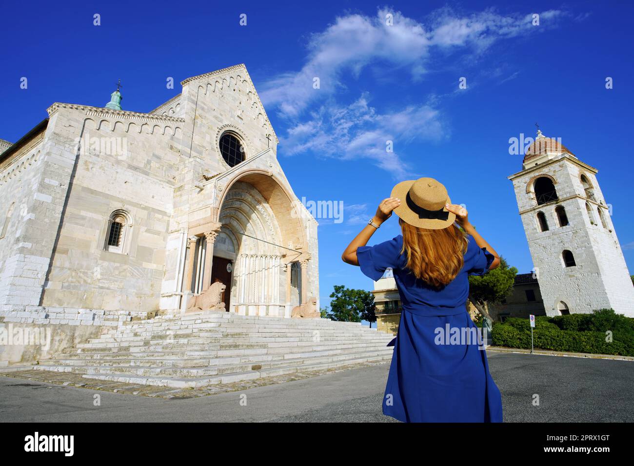 Tourismus in Italien. Schöne junge Frau genießen Blick auf die historische Kathedrale von Anconara, Marken, Italien. Weitwinkel. Stockfoto