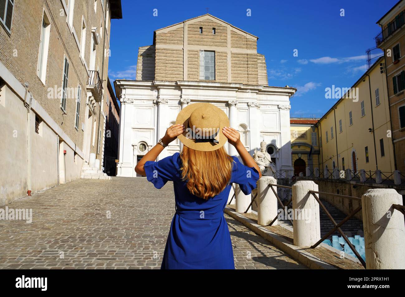 Reisen in der Region Marken, Italien. Rückansicht einer jungen Frau, die die Stadt Anconara, Marken, Italien besucht. Stockfoto