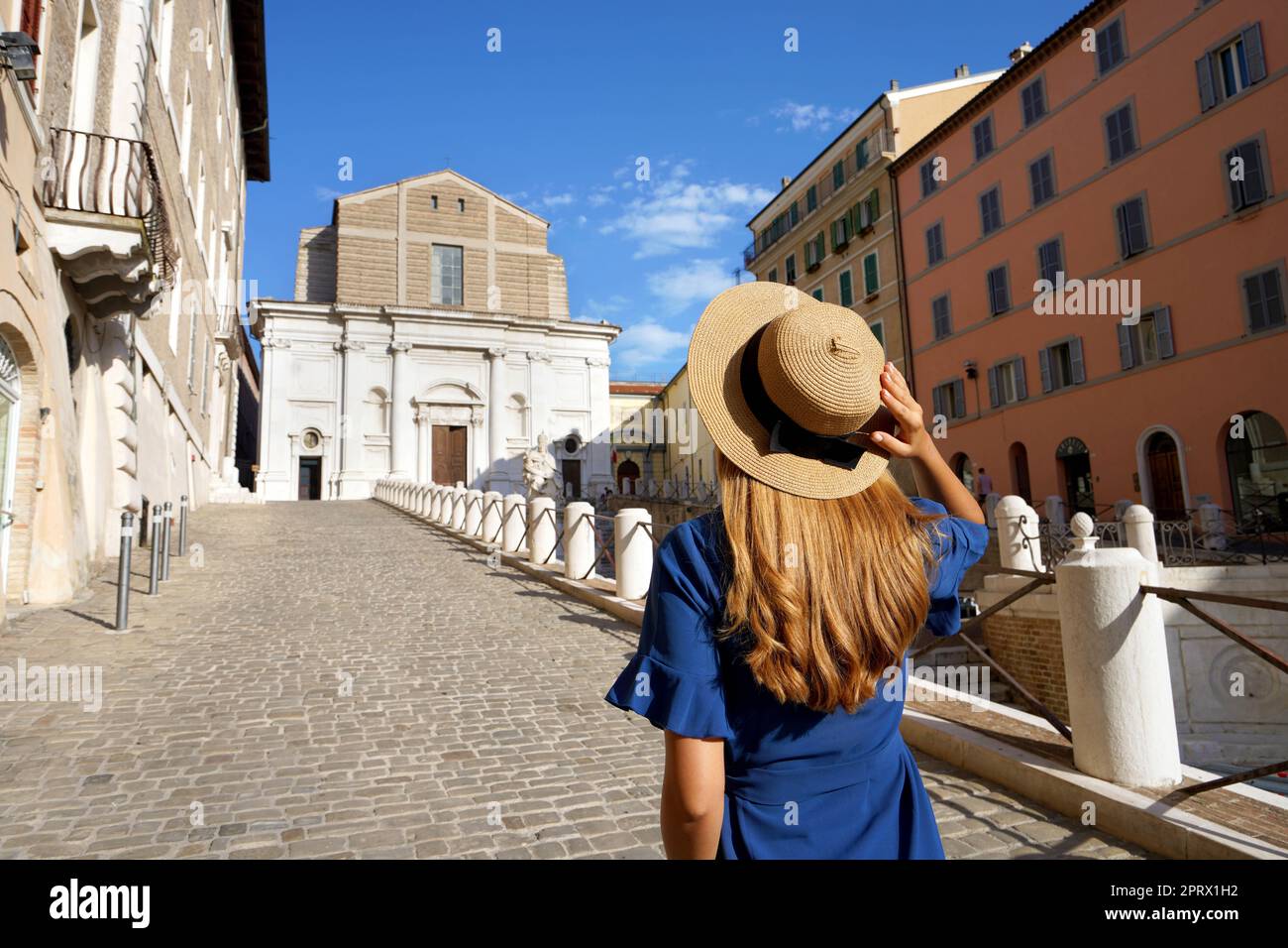 Rückansicht einer jungen Frau, die auf der Piazza del Plebiscito in Anconara, Marken, Italien, läuft Stockfoto