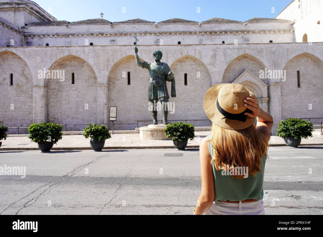 Schöne junge touristische Frau besucht die Stadt Barletta, Apulien, Italien Stockfoto