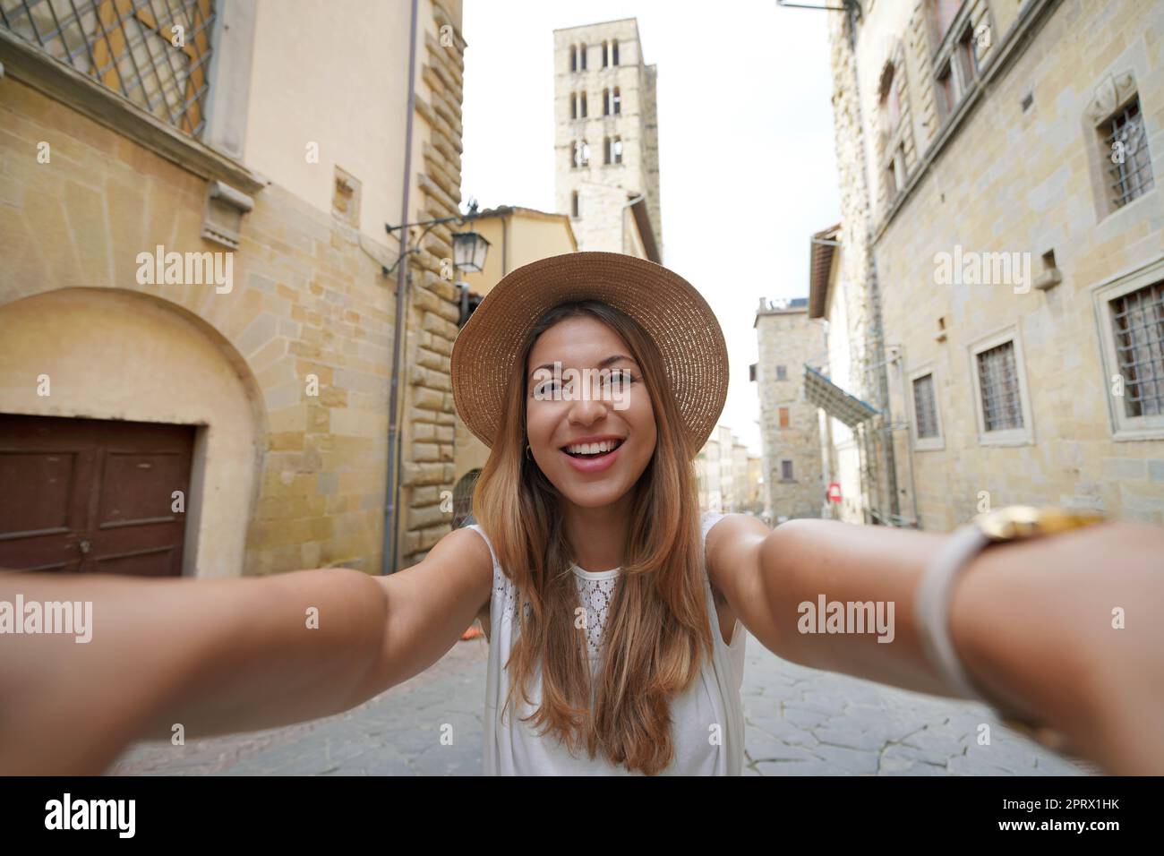 Selbstporträt von schönen touristischen Mädchen in der historischen Stadt Arezzo, Toskana, Italien Stockfoto