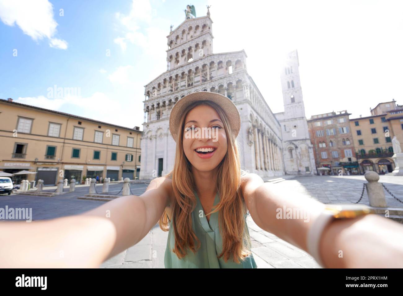 Lächelndes Reisenden Mädchen nimmt Selfie-Foto in der historischen Stadt Lucca, Toskana, Italien Stockfoto