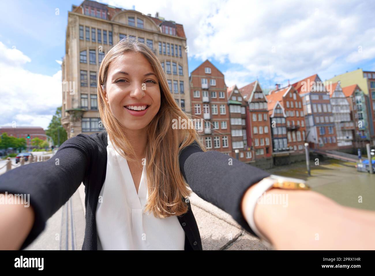 Schöne junge Frau, die in Hamburg Selfie-Fotos mit dem Smartphone macht Stockfoto