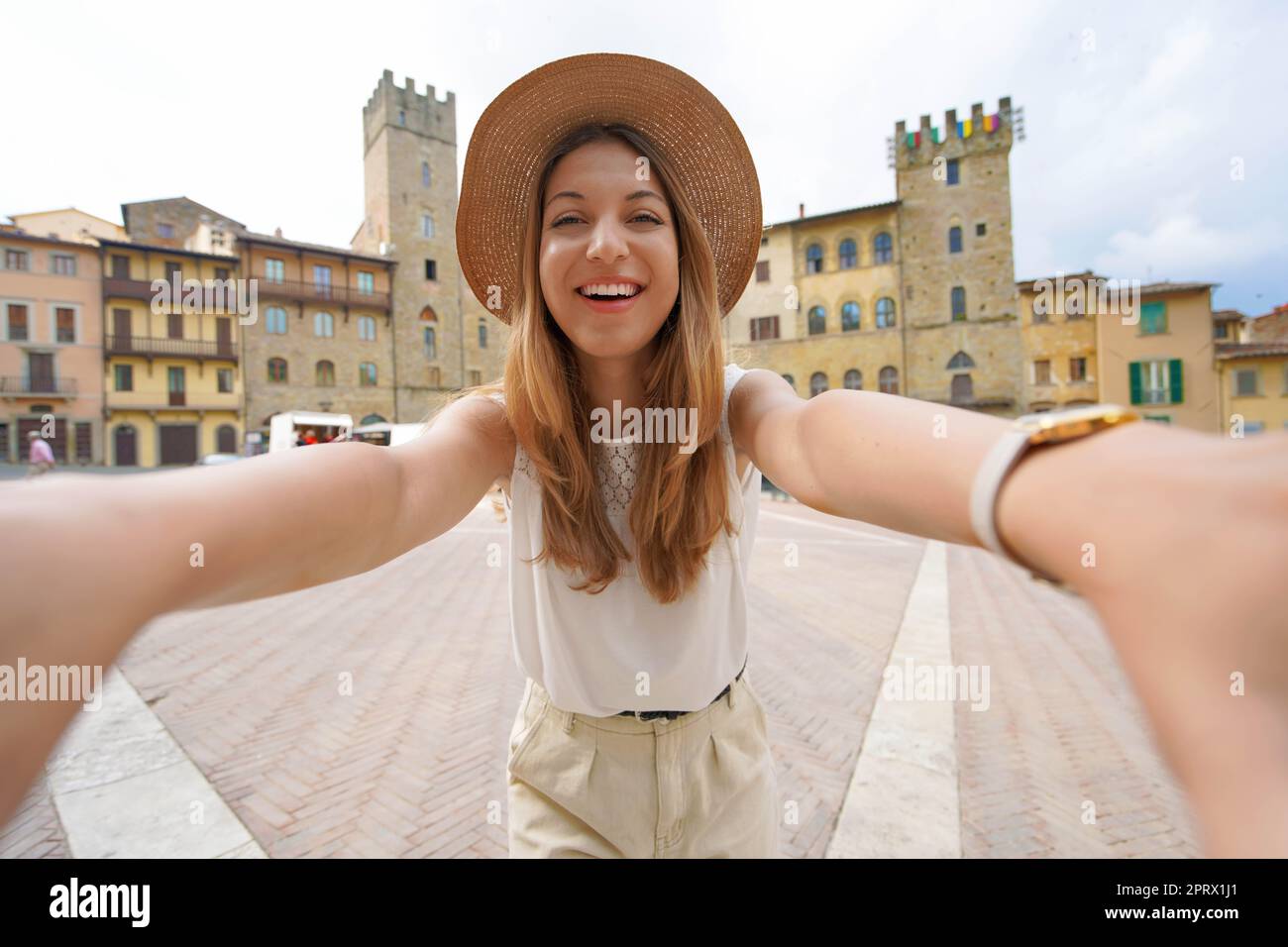 Reisen in der Toskana. Lächelndes Touristenmädchen auf dem Piazza Grande Platz in der historischen Stadt Arezzo, Toskana, Italien. Stockfoto