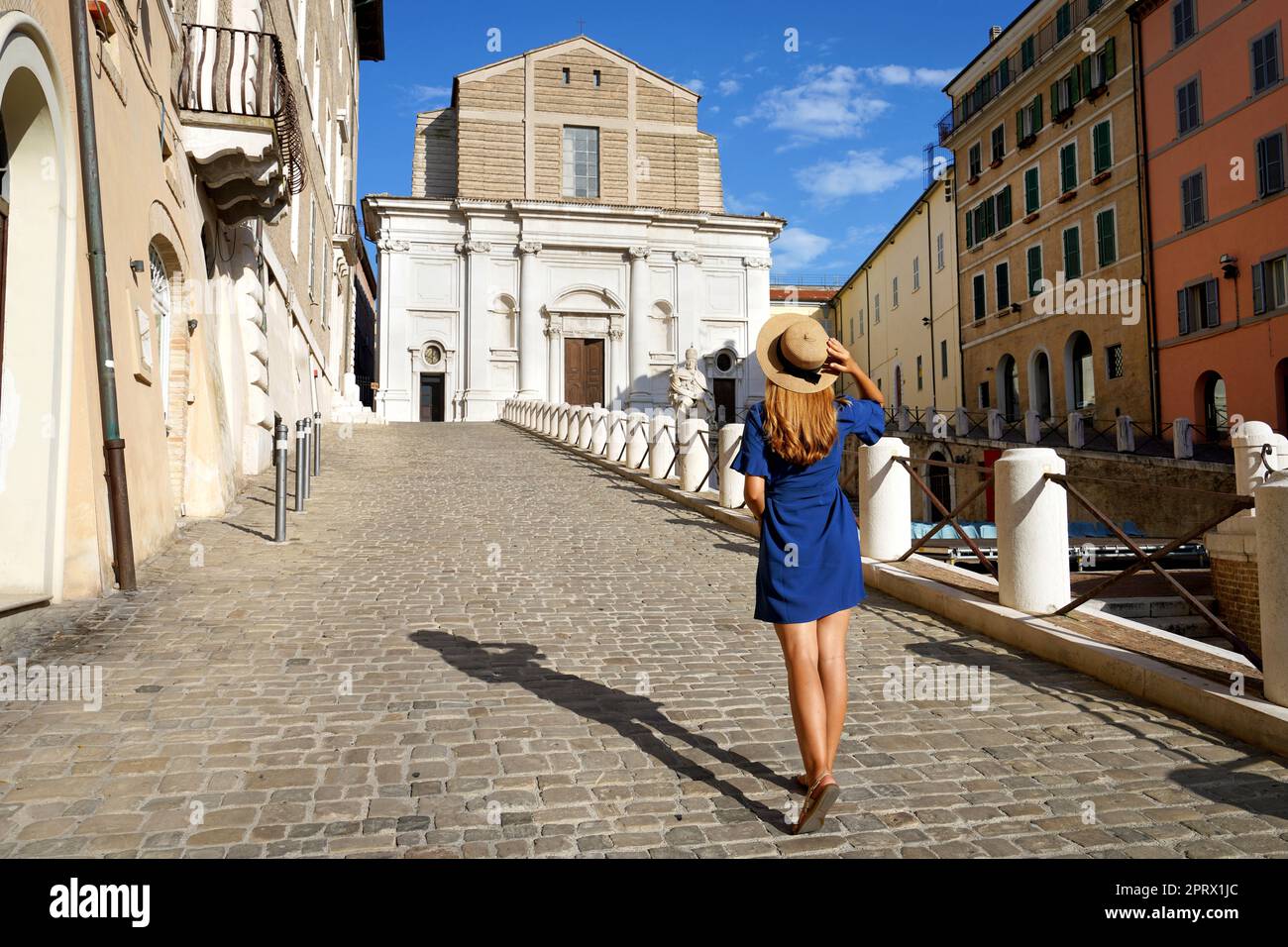 Tourismus in Italien. Rückansicht einer jungen Frau, die den Platz Piazza del Plebiscito in der Stadt Ancono, Region Marken, Italien, bestiegen hat. Stockfoto
