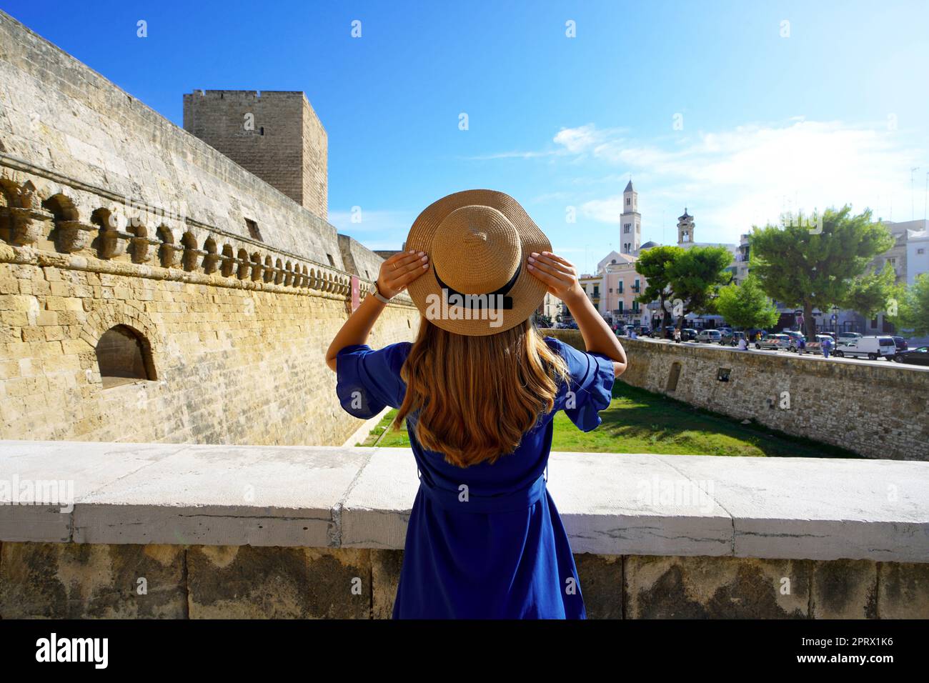 Tourismus in Bari, Italien. Rückansicht des Reisenden Mädchen genießen Blick auf die Stadt Bari von der schwäbischen Burg, Bari, Apulien, Italien. Stockfoto