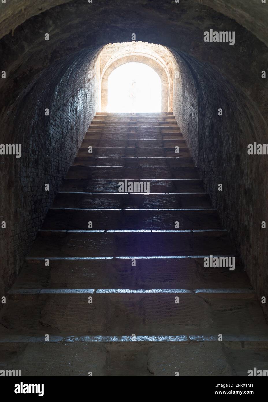 Dunkle, gruselige Treppe wie ein Kerker Stockfoto