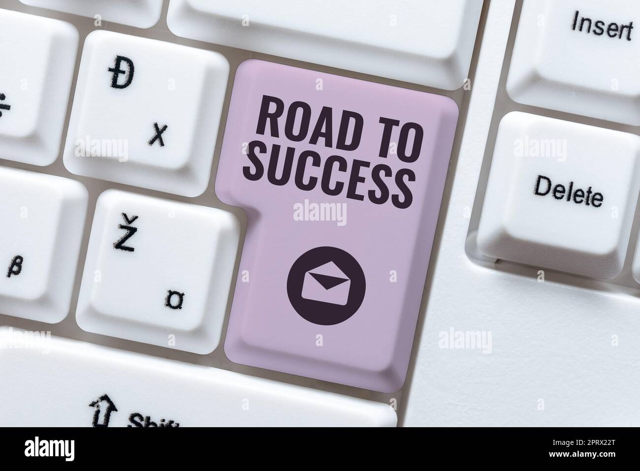 Schilder mit der „Road to Successstuying“-Ausstellung verbessern Sie sich selbst, um Träume zu erfüllen. Das Wort für Lernen ist wirklich hart, sich selbst zu verbessern, um Träume zu erreichen Wünsche Stockfoto