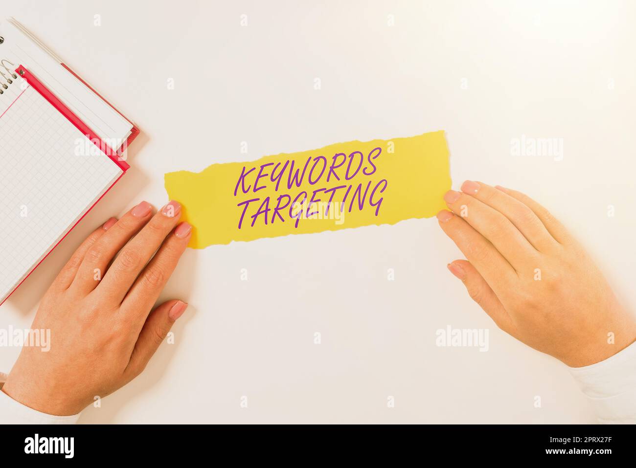 Konzeptionelle Anzeige Schlüsselwörter ZielVerwenden Sie relevante Wörter, um in Suchmaschinen einen hohen Rang zu erhalten. Wort für die Verwendung relevanter Wörter, um in Suchmaschinen einen hohen Rang zu erhalten Stockfoto