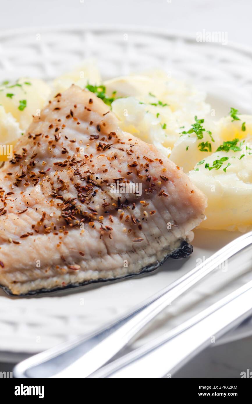 zander auf Kreuzkümmel mit gekochten Kartoffeln Stockfoto