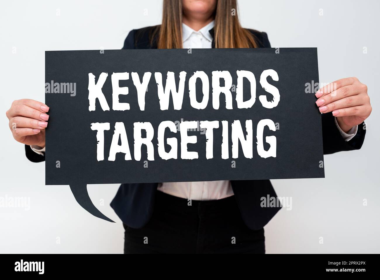 Handschriftlich Zeichen Schlüsselwörter ZielVerwenden Sie relevante Wörter, um in Suchmaschinen einen hohen Rang zu erhalten. Geschäftskonzept Verwenden Sie relevante Wörter, um in Suchmaschinen einen hohen Ranking zu erhalten Stockfoto
