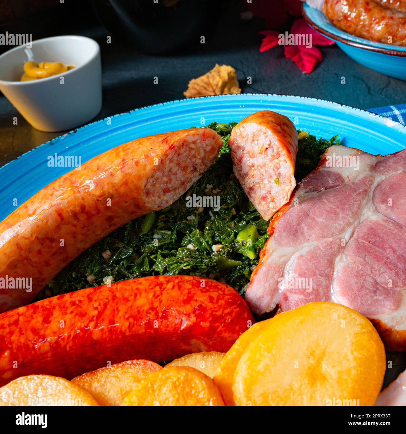 Köstlicher oldenburger Grünkohl mit Pinkelwurst Stockfoto