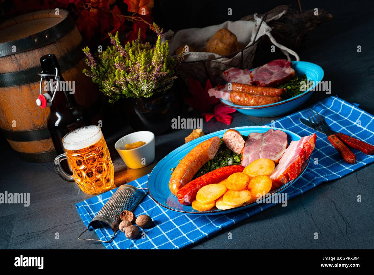 Köstlicher oldenburger Grünkohl mit Pinkelwurst Stockfoto