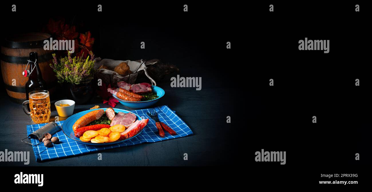 Köstlicher oldenburger Grünkohl mit Pinkelwurst Stockfoto